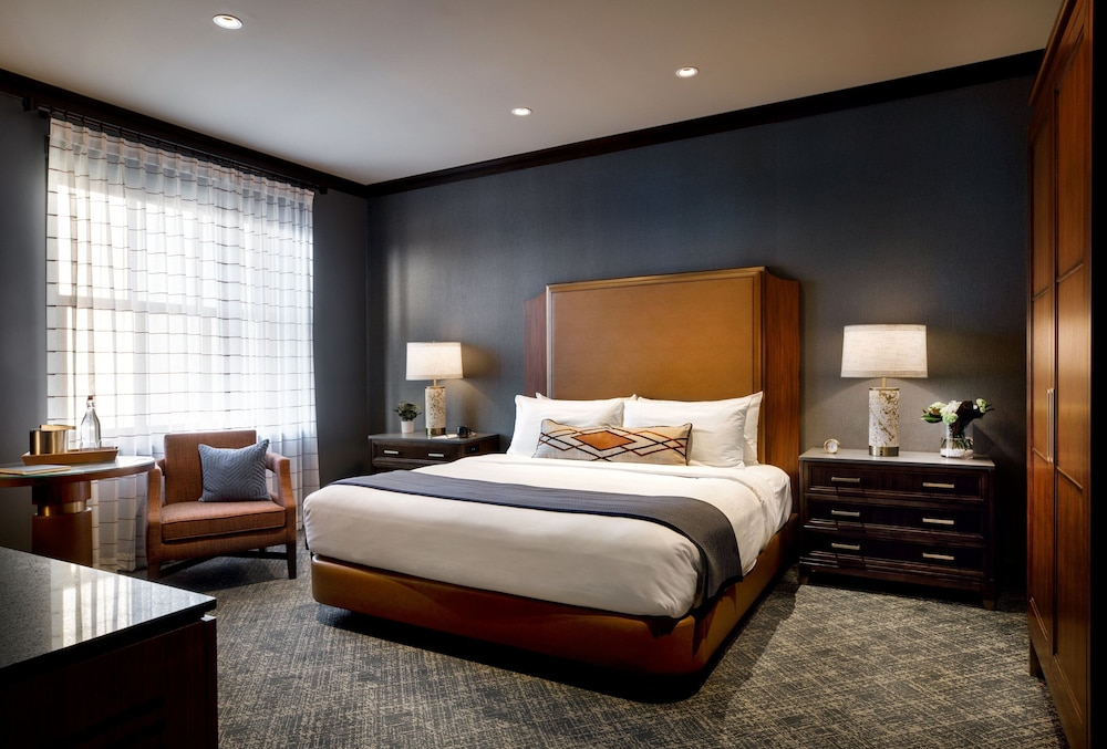 Deluxe Room, 1 King Bed photo 1