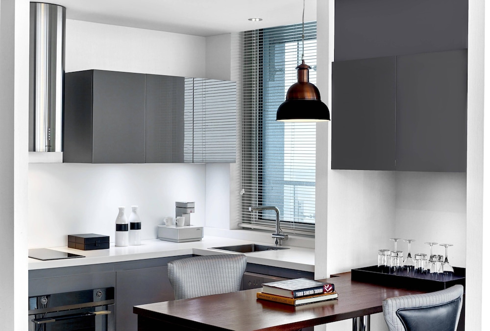 Residential Suite, Club lounge access, 1 Bedroom Suite, 1 King, Bosphorus view, Terrace thumbnail 5