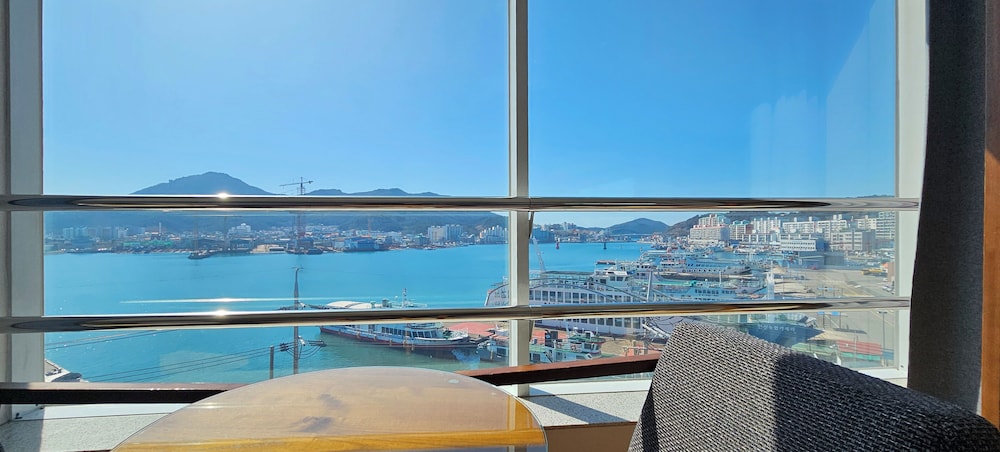 Superior B Twin, Floor-To-Ceiling Window Ocean Harbor View photo 2