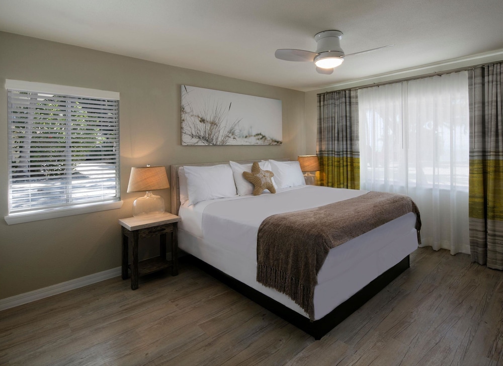 Deluxe Room, 1 King Bed with Sofa bed - Photo 2