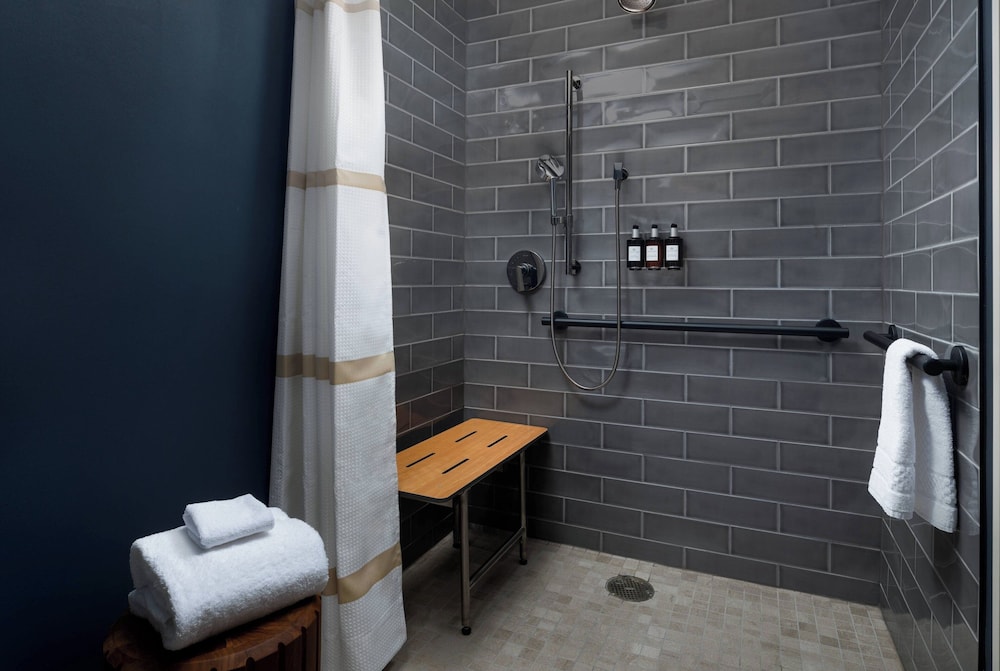Room, 2 Queen Beds (Mobility Accessible, Roll-In Shower) - Photo 4