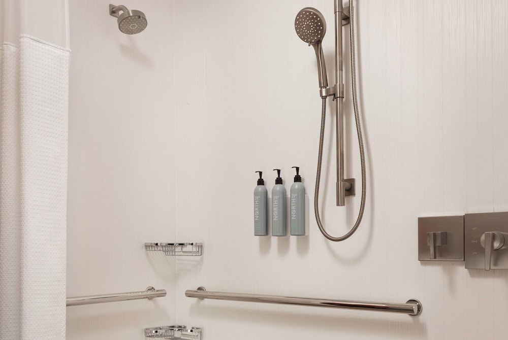 Room, 2 Queen Beds (Mobility Accessible, Roll-In Shower) - Photo 4