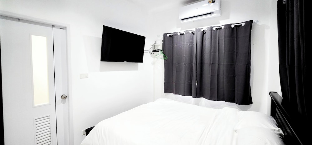 Economy Room, 1 Queen Bed, Lake View photo 2
