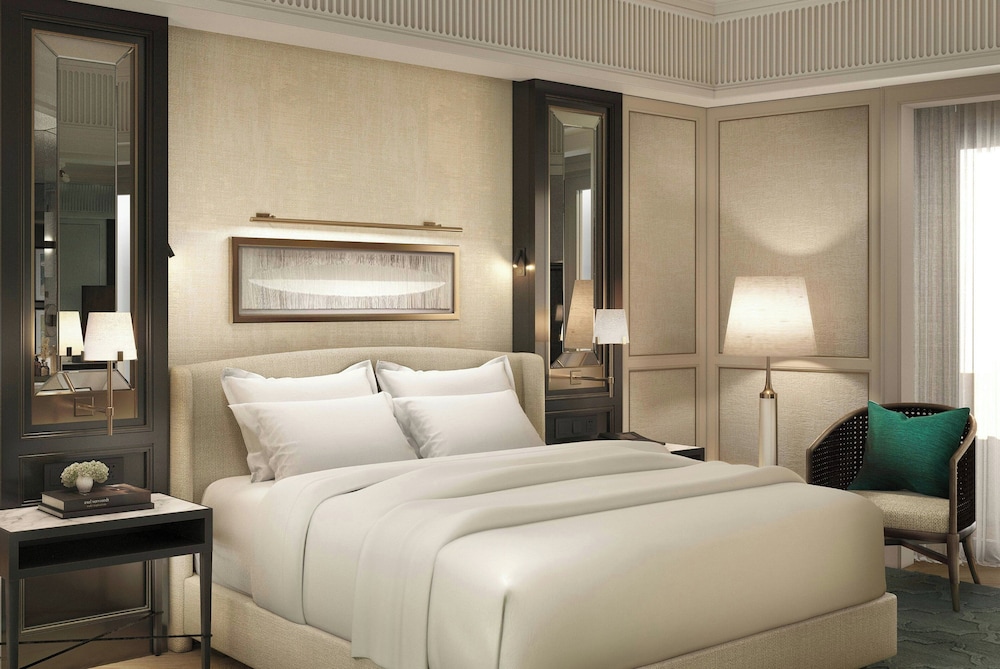 Presidential Suite, 1 King Bed, Pool View photo 3