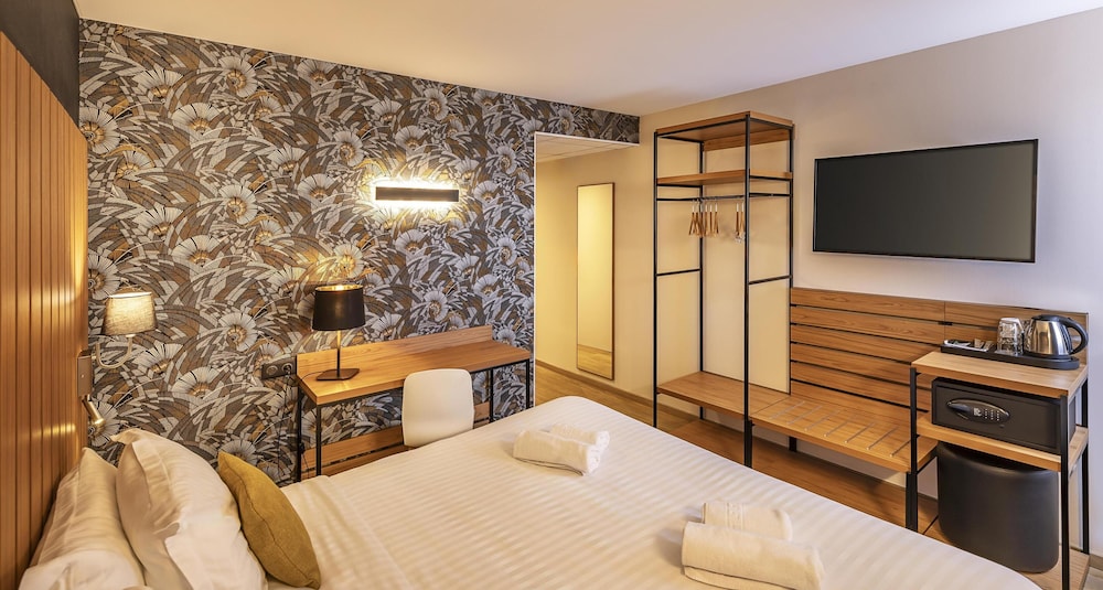 Comfort Room, 1 King Bed, Non Smoking (Shower Only) - Photo 1