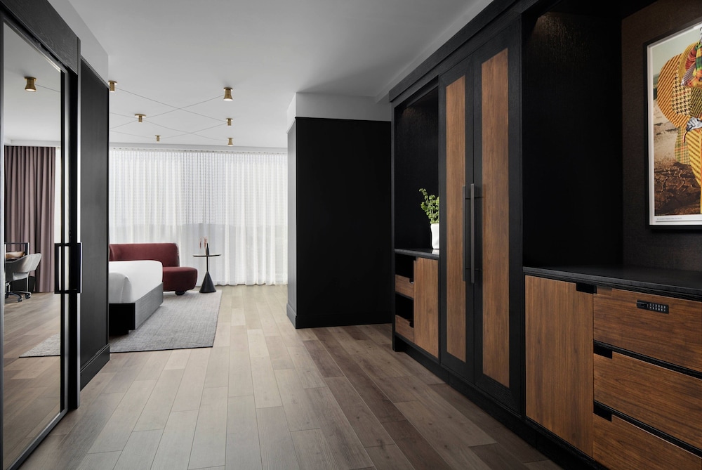 Deluxe Room, 1 King Bed - Photo 1
