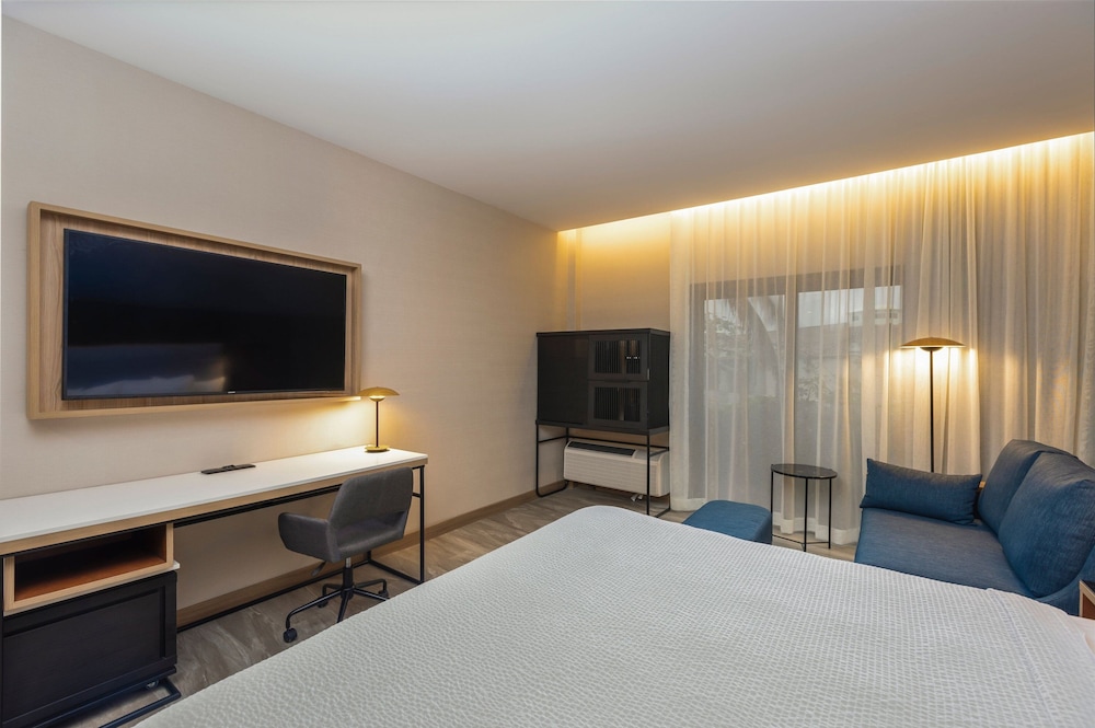 Room, 1 King Bed - Photo 8