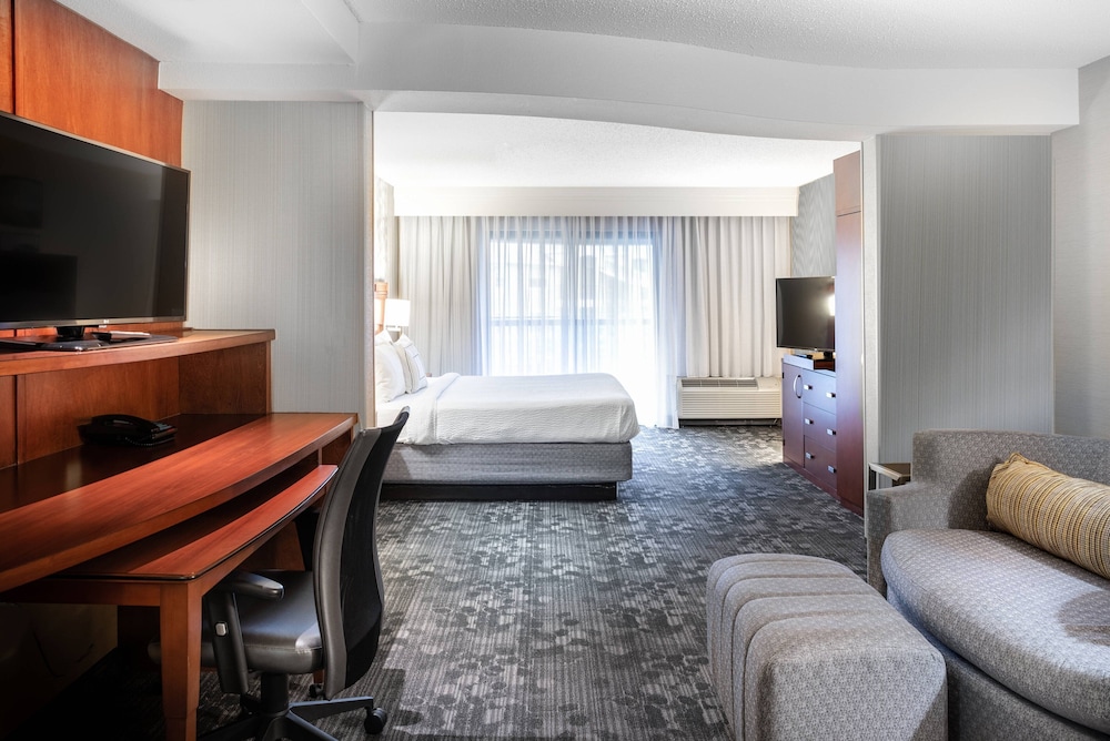 Executive Suite, 1 King Bed with Sofa bed - Photo 1