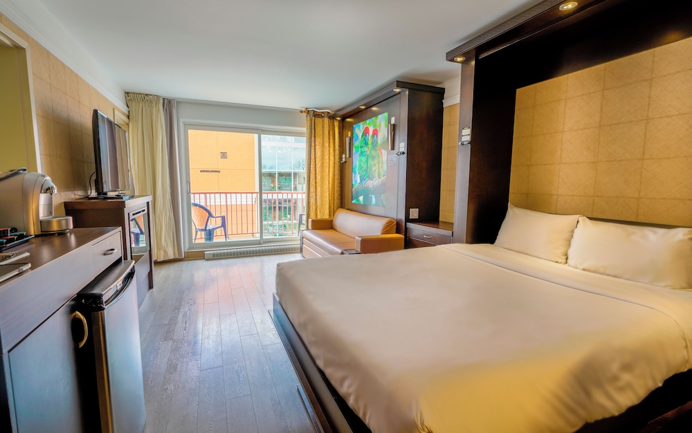 2 Rooms Suite, 1 Queen bed, 2 Queen Murphy Bed photo 1