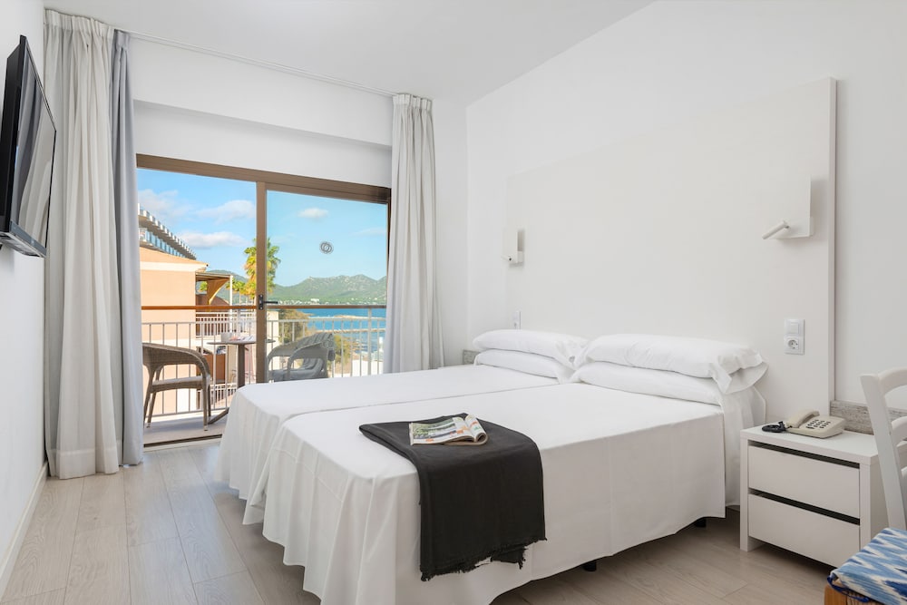 Habitación Doble, Balcón (Vista Lateral al Mar)