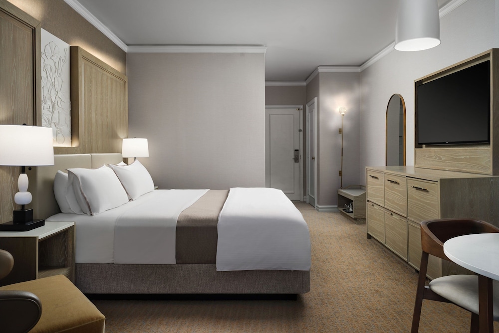 Grand Room, 1 King Bed with Sofa bed - Photo 3