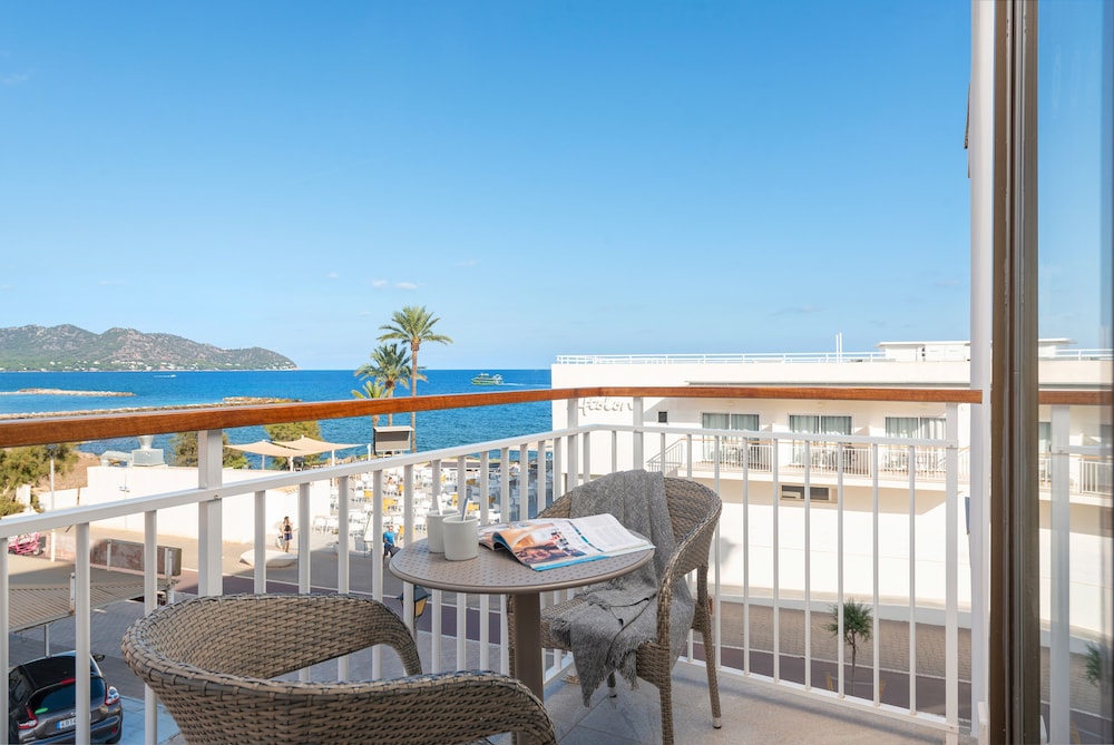 Double Room, Balcony (Lateral Sea View) photo 3