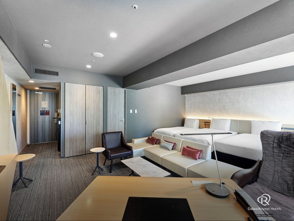 Junior Suite with two Simmons beds 110cm wide, one extra bed 97cm wide, Non Smoking