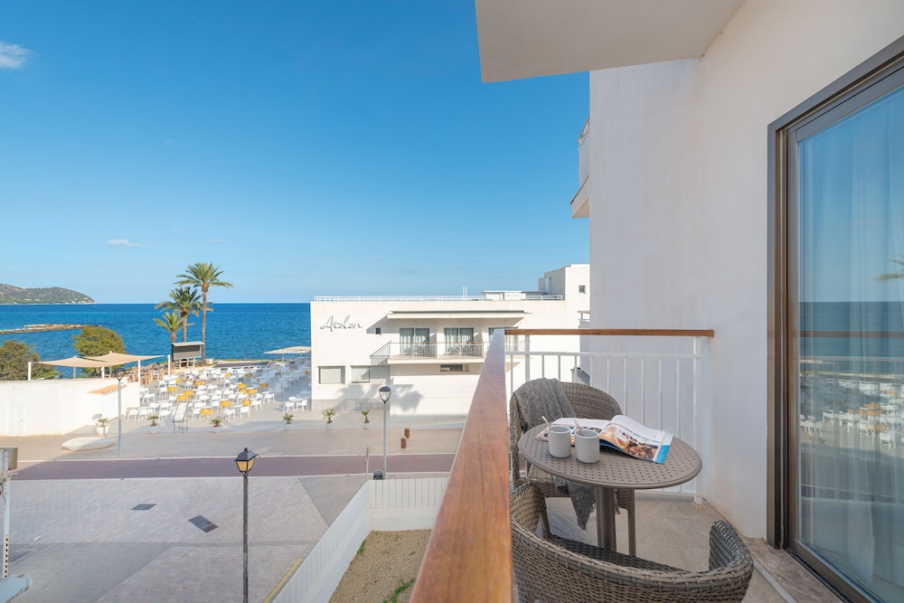 Double Room, Balcony (Lateral Sea View) photo 2
