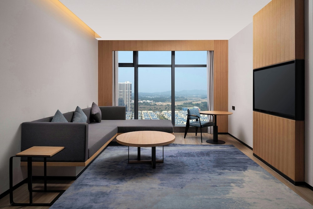 Executive Suite, 1 King Bed, City View