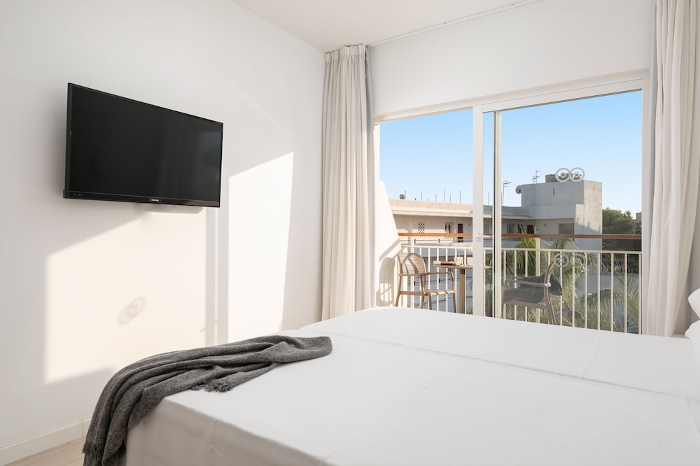 Twin Room, Balcony, City View photo 2