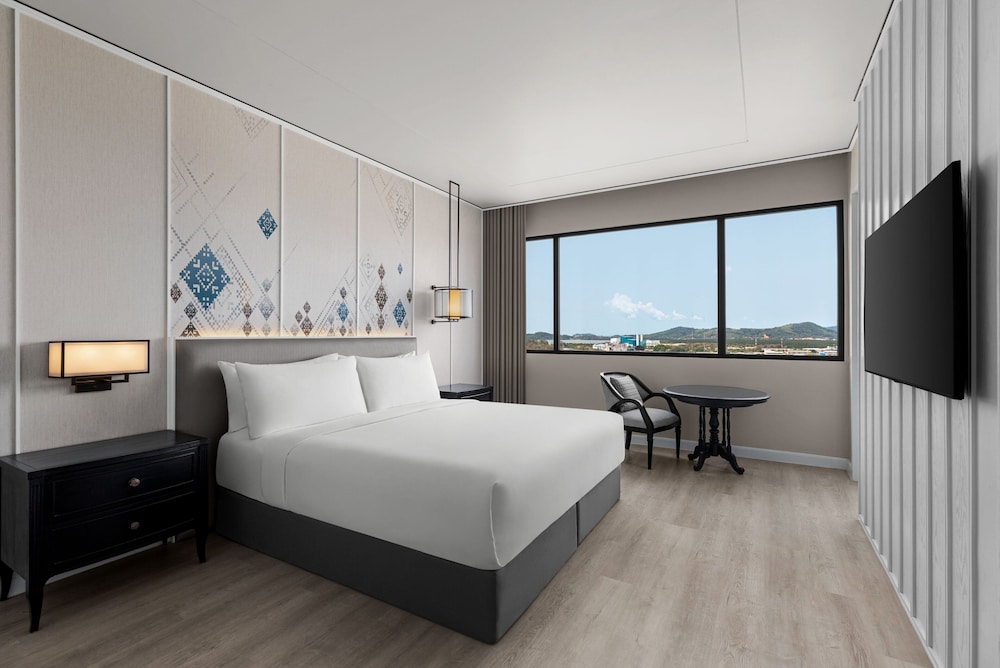 Executive Suite, 1 King Bed, City View photo 2