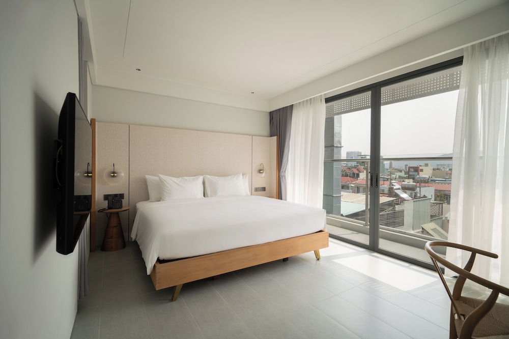 Executive Room, 1 King Bed, Balcony, City View