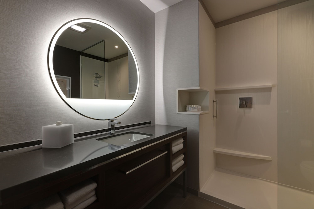 Room, 1 King Bed - Photo 3