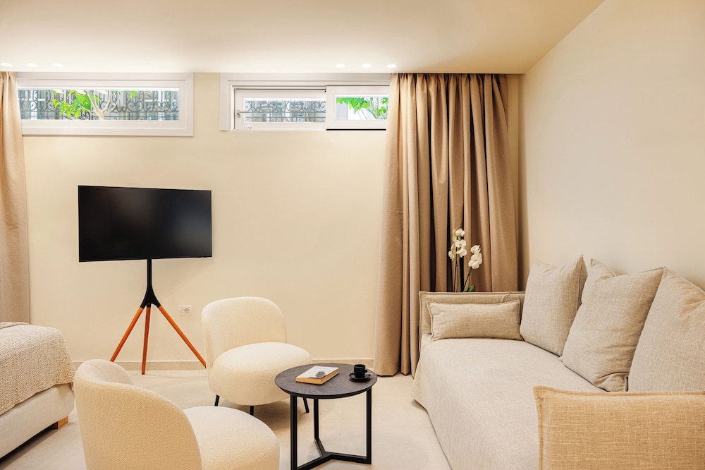 Basement Level Junior Suite with Window