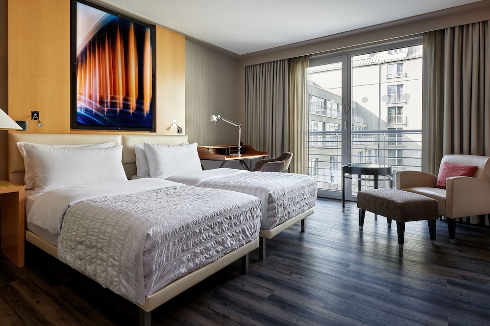 Deluxe Room, 2 Twin Beds, Garden View thumbnail 5