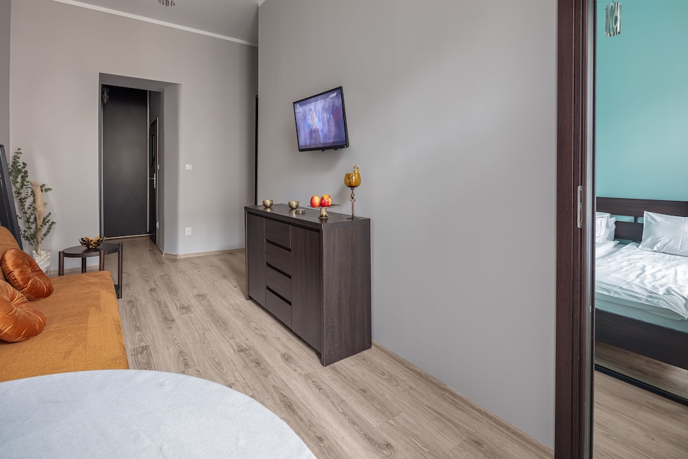 Deluxe Apartment, 1 Queen Bed with Sofa bed, Refrigerator & Microwave photo 3