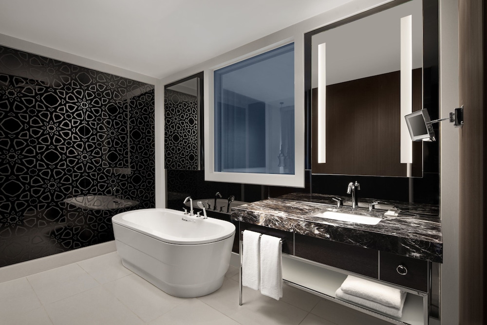 Executive Guest room, Club lounge access, 1 King, City view, Balcony thumbnail 5