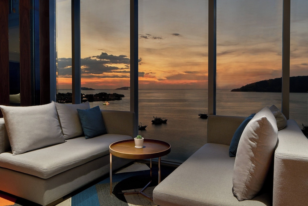 Club Suite, 1 Bedroom, Non Smoking, Sea View - Photo 8
