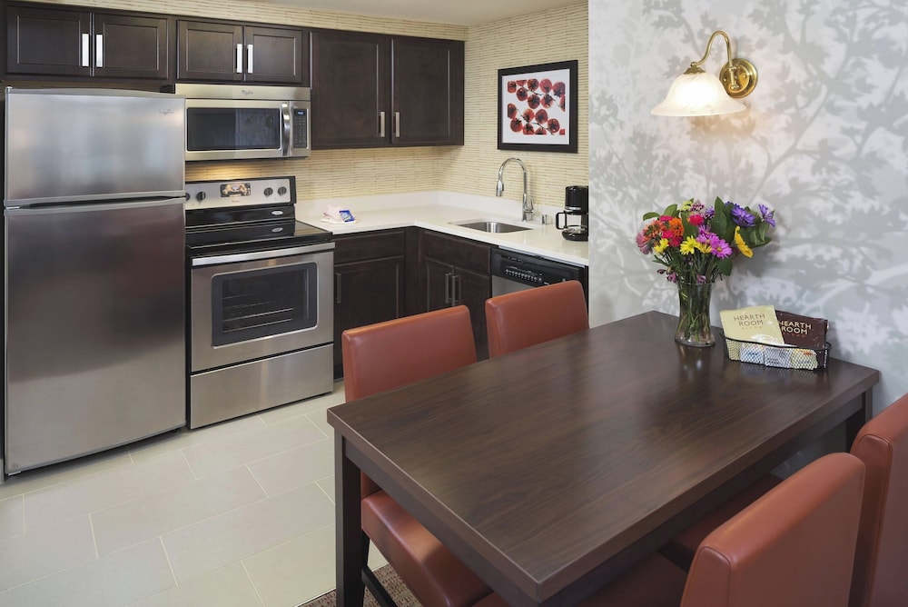 Suite, 2 Bedrooms - Photo 3