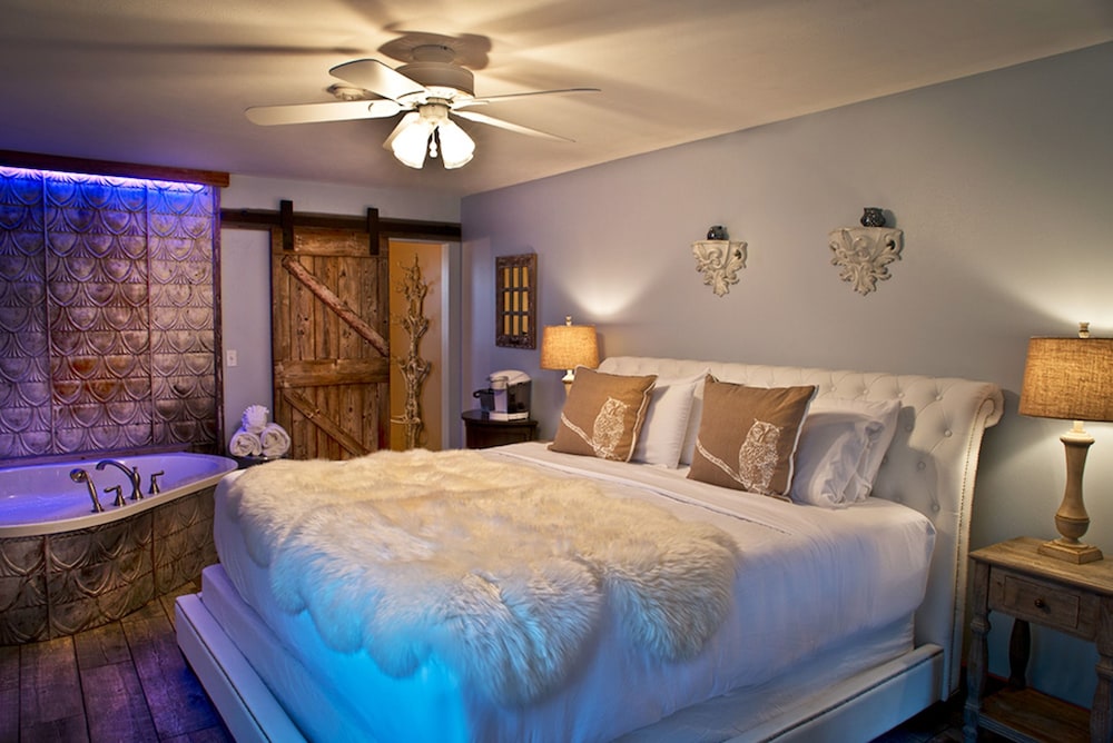 21 Carriage House - 1 King Bed, Jetted Tub