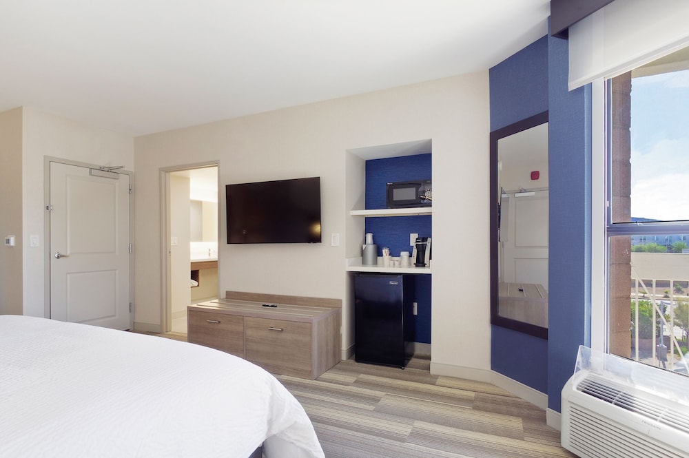 Suite, 1 King Bed, Accessible (Communications) - Photo 2