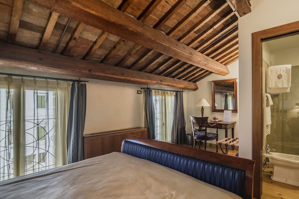 Standard Room, 1 Queen Bed photo 2