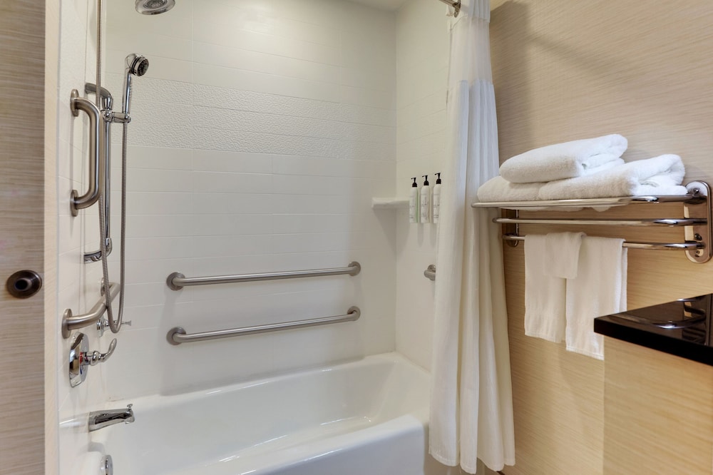 Room, 2 Queen Beds (Mobility/Hearing Accessible, Tub) photo 3
