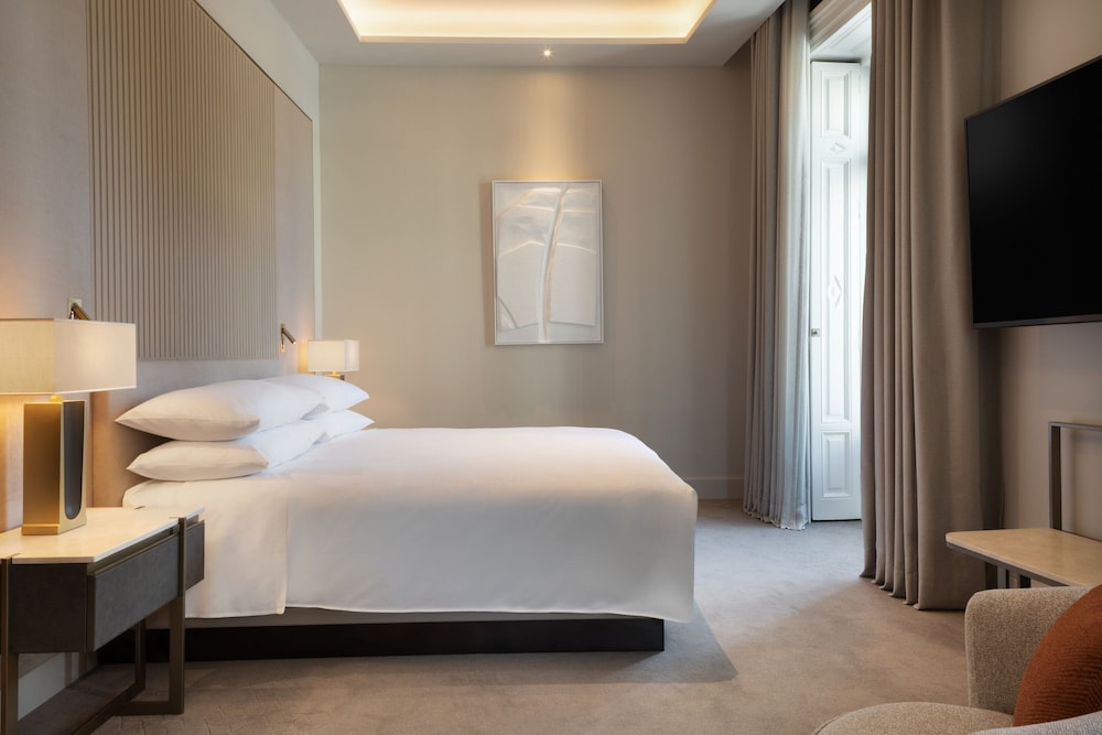 Premium Room, 1 King Bed, Non Smoking, City View (Balcony) thumbnail 6