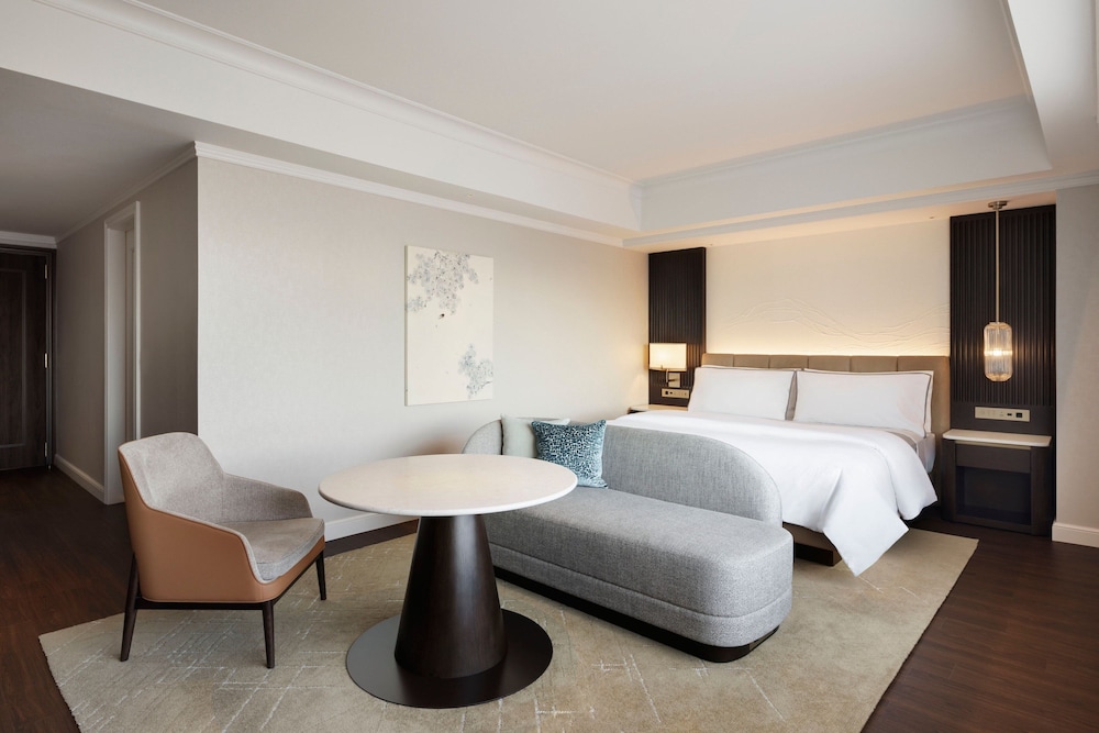 Deluxe Room, 1 King Bed photo 3