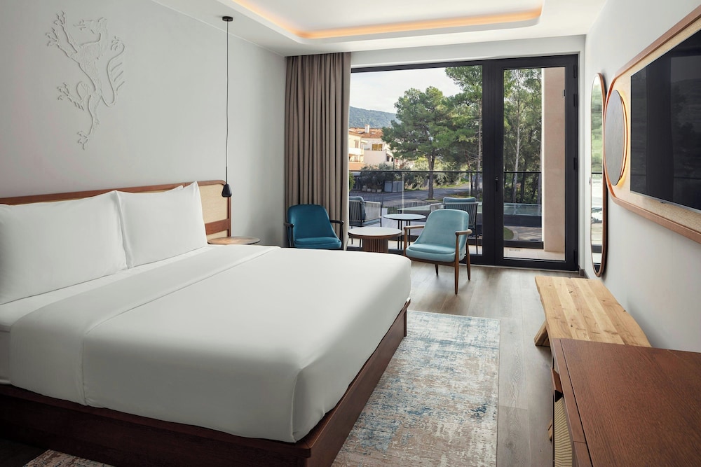 Room, 1 King Bed, Pool Access (Poolside)