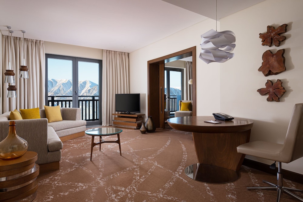 Junior Suite, 1 King Bed, Mountain View (Balcony) photo 3