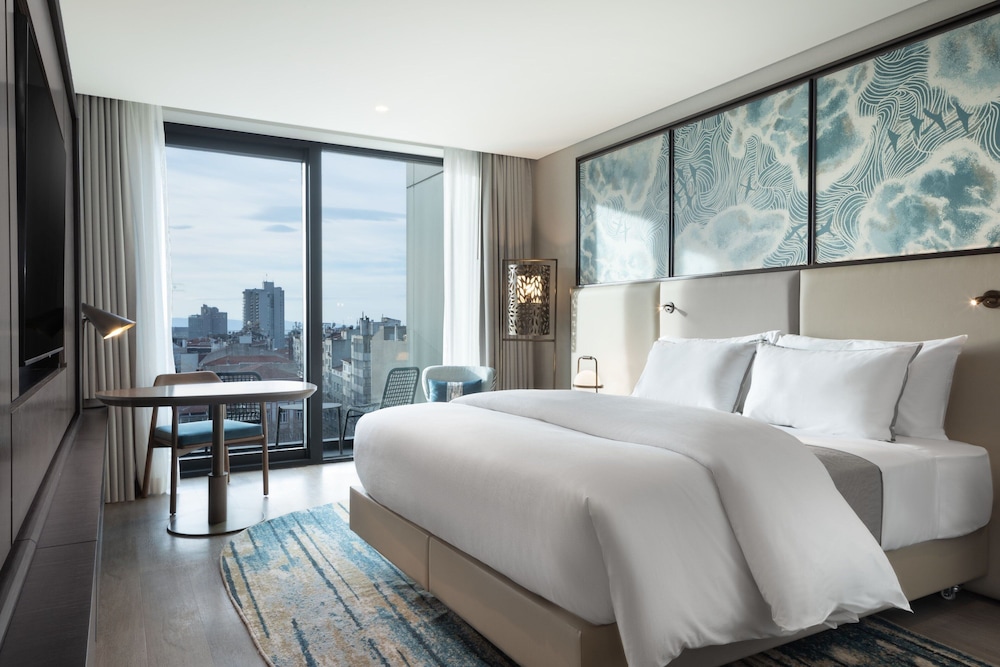 Deluxe Room, 1 King Bed, City View (Balcony) photo 1