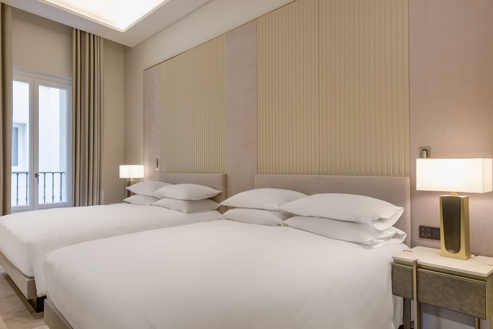 Deluxe Room, 2 Double Beds, Non Smoking, Courtyard View