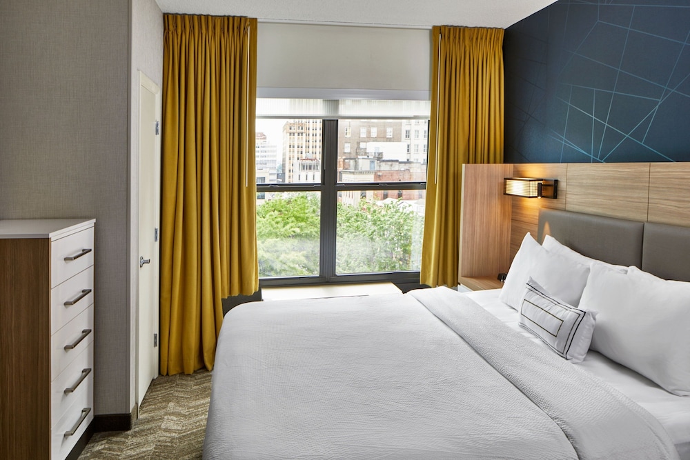 Studio, 1 King Bed with Sofa bed (Mobility/Hearing Accessible, Tub) - Photo 3