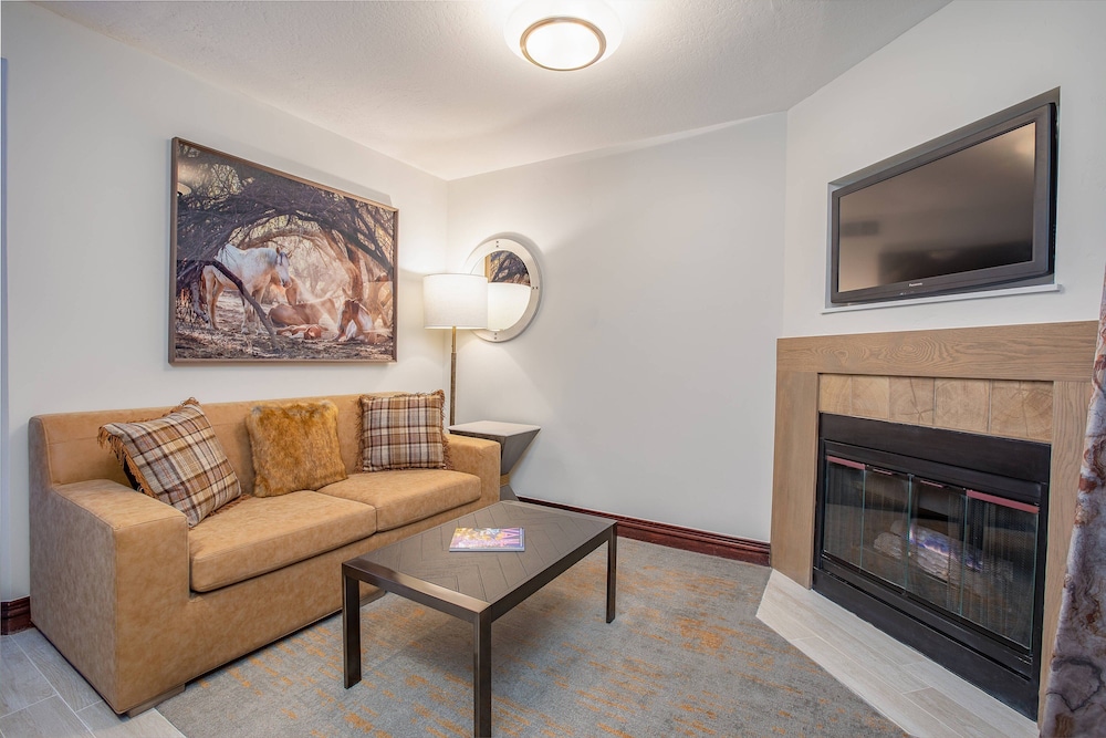 Suite, 1 Queen Bed with Sofa bed