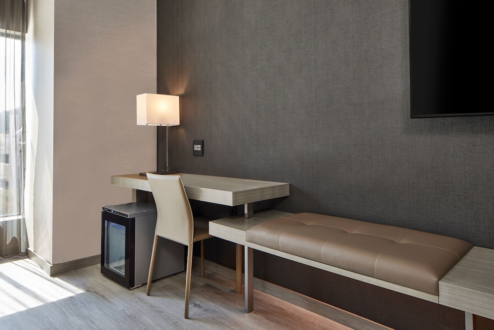 Room, 1 King Bed (Hearing Accessible) - Photo 3
