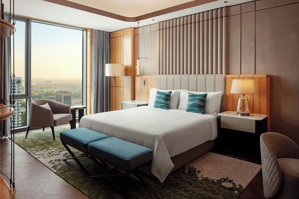 Deluxe Room, 1 King Bed, Balcony, City View