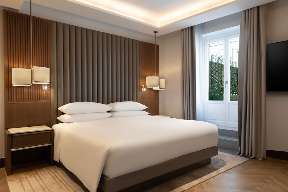 Deluxe Room, 1 King Bed, Non Smoking, City View (Terrace)