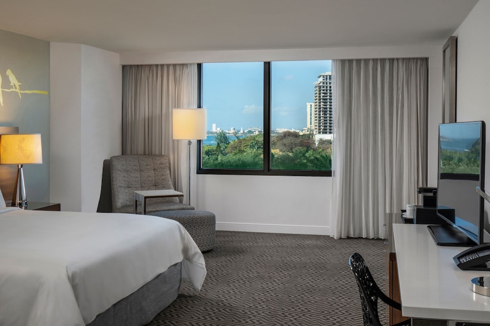 Room, 1 King Bed, Partial Ocean View (Tower) - Photo 1