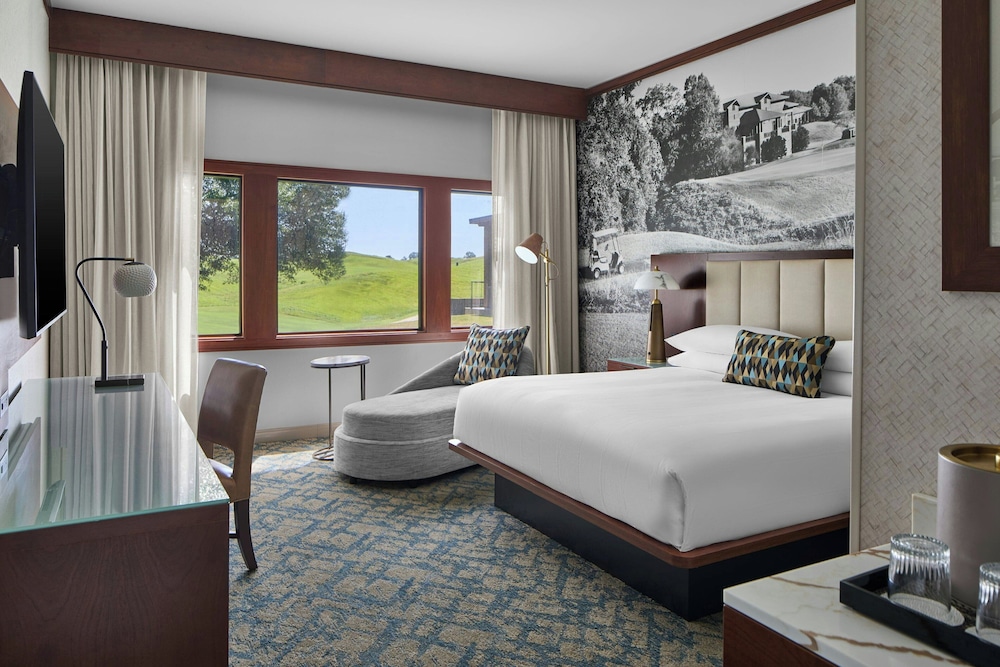 Room, 1 King Bed, Golf View (Hearing Accessible) photo 1