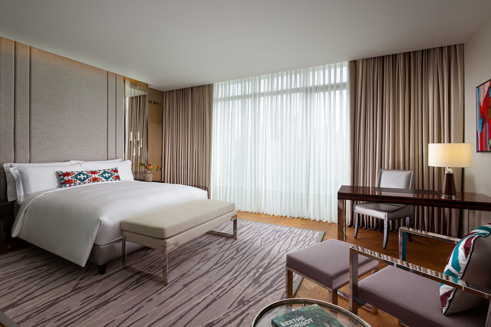 Grand Room, 1 King Bed photo 2