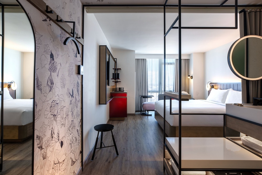 Room, 1 Queen Bed photo 2