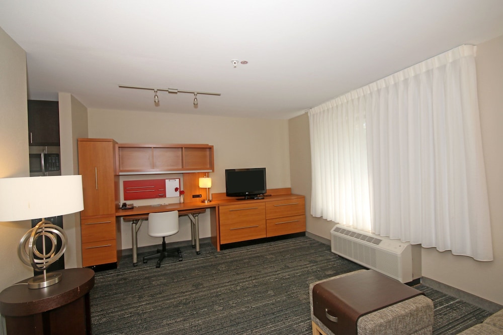 Suite, 1 Bedroom (Mobility/Hearing Access, Roll-in Shwr) photo 3