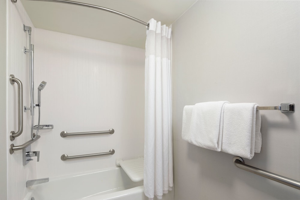 Room, 2 Queen Beds (Mobility/Hearing Accessible, Tub) - Photo 4